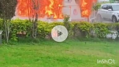 जगदलपुर: डिमरापाल मेडिकल कॉलेज में गर्भवती महिला को लेकर पहुंची एंबुलेंस में लगी आग, महिला बाल-बाल बची, एंबुलेंस जलकर खाक