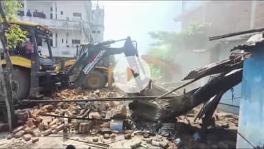 सिंगरौली: सिंगरौली में हाईकोर्ट के आदेश पर प्रशासन ने रात को नोटिस देकर सुबह गिराया मकान, महिला हुई बेहोश