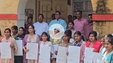 मिर्ज़ापुर: जिला कलेक्ट्रेट में विधायकगढ़ और जिला अधिकारी ने 25 मुख्य सेविकाओं को नियुक्ति पत्र का वितरण किया