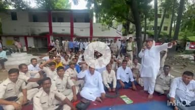 नवादा: बिहार रक्षा वाहिनी स्वयंसेवक संघ ने नगर थाना के पास किया एक दिवसीय धरना का आयोजन