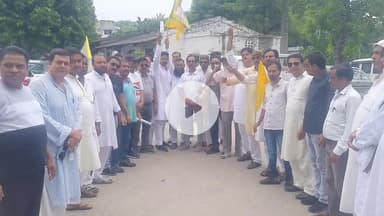 रामपुर: बुधवार को कलेक्ट्रेट में उद्योग व्यापार प्रतिनिधि मंडल ने हाउस टैक्स और वाटर टैक्स के विरोध में प्रदर्शन कर ज्ञापन सौंपा