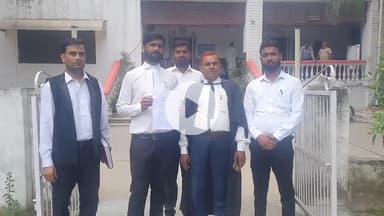 रामपुर: बुधवार को कलेक्ट्रेट में ग्राम लालपुर पट्टी कादर के लोगों ने सरकारी स्कूल मर्ज निरस्त कराने के लिए डीएम से लगाई गुहार