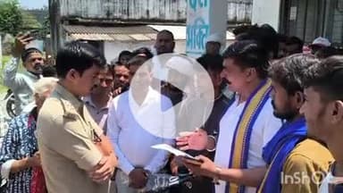 गंगापुरा में विवाद पर कार्रवाई न होने से नाराज भीम आर्मी व रजक समाज ने सिटी थाने पर प्रदर्शन कर पुलिस को भेंट की चूड़ियां