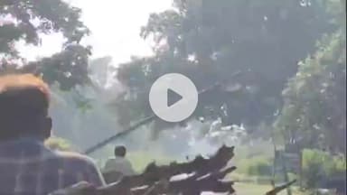 दियोरिया टाइगर रिजर्व रेंज के बैरियर से खुलेआम साइकिलों पर जा रही जलौनी लकड़ी वन विभाग के दावे हुए हवा हवाई।