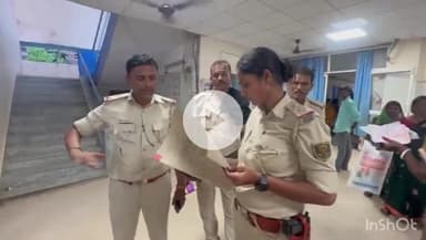 नवादा: नवादा के सदर अस्पताल में हिसुआ पुलिस SI रूपा कुमारी ने डायन के आरोप में जख्मी महिला से की मुलाकात, स्थिति ठीक