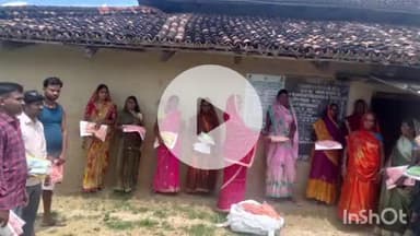 उंटारी रोड: उटारी रोड़ प्रखंड के बिरजा में  निषाद मछुआरा एसएचजी व जगू चौधरी के जन वितरण दुकान में साड़ी धोती का वितरण