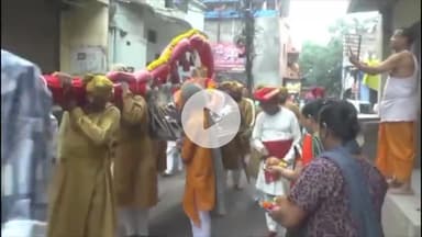 इंदौर: होलकर वंश द्वारा स्थापित गणेश जी शाही पालकी में होलकर कालीन वेशभूषा में बैंड बाजों के साथ पहुंचे राजबाड़ा