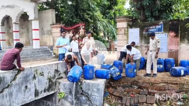 कौआकोल: कौआकोल थाना में जब्त 1100 लीटर देशी शराब का विनष्टिकरण, DM के आदेश पर किया गया