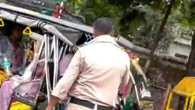 मथुरा: श्रीधाम वृंदावन में पुलिसकर्मी और होमगार्ड पर ई-रिक्शा चालकों से अवैध वसूली का आरोप, चालक परेशान