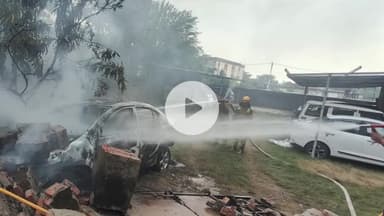 रामपुर: ज़िला अस्पताल के निकट चादर वाला बाग में गैराज की दीवार से टकराने के बाद कार में लगी आग, एक युवक की हुई दर्दनाक मौत