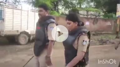 सिरोंज: आगामी त्योहारों को देखते हुए शहर में शांति बनाए रखने के लिए पुलिस अधिकारियों ने निकाला फ्लैग मार्च