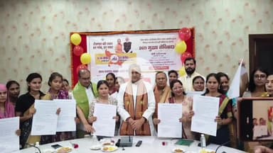 मथुरा: 16 मुख्य आंगनबाड़ी सेविकाओं को कैबिनेट मंत्री ने दिए नियुक्ति पत्र