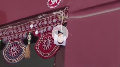 इंदौर: बीते पांच दिनों से घर में मोबाइल छोड़कर लापता हुई इंदौर की छात्रा आयुषी तिवारी, परिवार ने घर के बाहर उल्टी लटकाई तस्वीर