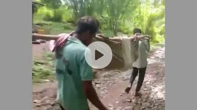 अक्कलकुवा: वेहगी गावातील गर्भवती महिलेला रस्ताअभावी रुग्णालयापर्यंत बांबूच्या झोळीचा आसरा.....