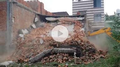 रामपुर: माला टाकीज के पास DCDF की ज़मीन से JCB द्वारा AR कॉपरेटिव समेत अन्य अधिकारियों की मौजूदगी में अवैध कब्जा हटाया गया