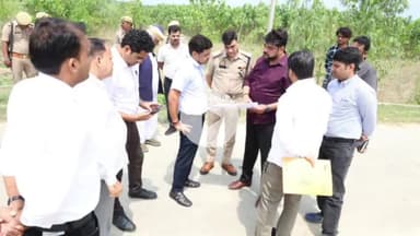 रामपुर: DM जोगिंदर सिंह और पुलिस अधीक्षक विद्यासागर मिश्र ने बाढ़ ग्रस्त भैया नगला गांव के पास पहुंचे अधिकारियों को दिए निर्देश