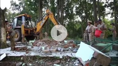 देहरादून: जिला प्रशासन ने नवादा के जंगल में बनी अवैध मजार को किया ध्वस्त, वन भूमि में बनाई गई थी अवैध मजार