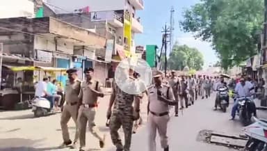 टीकमगढ़: टीकमगढ़ में एसडीओपी के नेतृत्व में निकला फ्लैग मार्च, सीसीटीवी और ड्रोन से होगी निगरानी