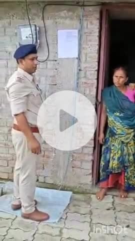 मदनपुर: पिरवा गांव में पुलिस ने खगड़िया थाना कांड संख्या 801/14 के प्राथमिकी अभियुक्त के घर पर चिपकाया इश्तेहार