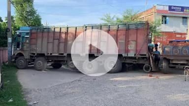 असरगंज: रहमतपुर बासा: सड़क पर ईंट लदा ट्रक फंसा, स्कूली बच्चों समेत सैकड़ों लोग परेशान, 3 किमी का लंबा रास्ता तय करना पड़ा