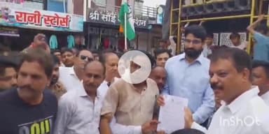 गंधवानी: नेता प्रतिपक्ष उमंग सिंगार ने गंधवानी में पिछड़ा वर्ग को आरक्षण देने की मांग को लेकर SDM को ज्ञापन सौंपा