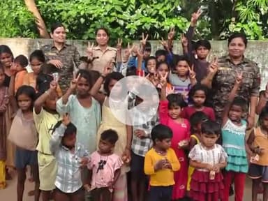 टीकमगढ़: पुलिस अधीक्षक के निर्देशन में ग्राम तखा में महिला प्रकोष्ठ द्वारा विशेष जन जागरूकता कार्यक्रम आयोजित किया गया