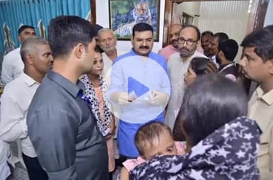 बीसलपुर: संजय रॉयल पार्क स्थित आवास पर राज्यमंत्री संजय सिंह गंगवार ने लगाया जनता दरबार, सुनी जनसमस्याएं