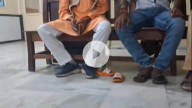 पूरनपुर के महुआ में हाईटेंशन लाइन टूटने से महिला सहितदो लोग गंभीर रूप से घायल, अस्पताल पहुंचे किसान नेता देवस्वरूप पटेल।