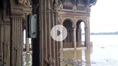 मिर्ज़ापुर: दो महीने में गंगा ने तीसरी बार धारण किया रोद्र रूप, जिले में खतरे के निशान से एक मीटर नीचे है गंगा का जलस्तर