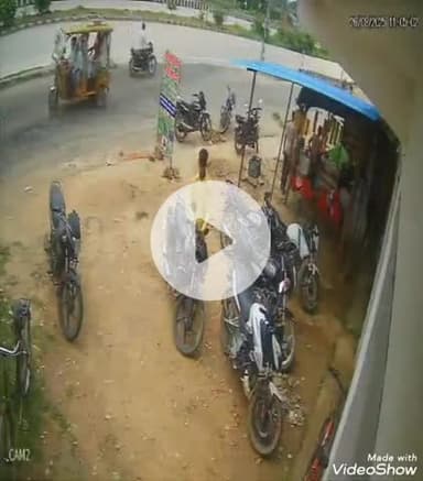 मिर्ज़ापुर: देहात कोतवाली क्षेत्र के समोगरा ओवरब्रिज के पास चोर ने 83 सेकंड में चुराई बाइक, घटना सीसीटीवी कैमरे में कैद