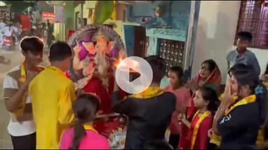 झांसी: प्रेम नगर में बच्चे जयकारों के साथ घर ले गई गणपति की प्रतिमा