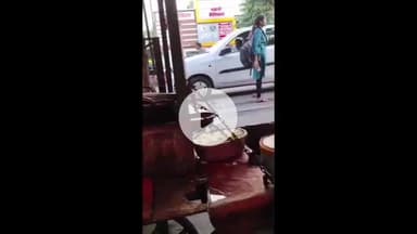 झांसी: मेडिकल कॉलेज के गेट नंबर-1 के बगल में ठेले पर खाना बेचने वाले अब बेच रहे हैं शराब, वीडियो आया सामने