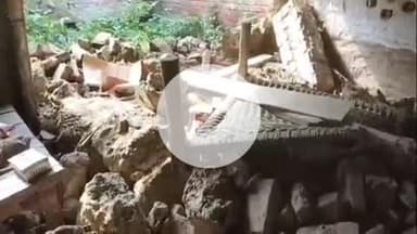 सिराथू: बारिश और सीलन के कारण बाजापुर गाँव में एक घर गिरा, मलबे में दबा सामान, परिवार रिश्तेदारी में गया था