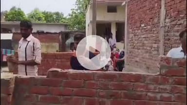 कसिया: कसया के पकवाइनार गांव में दबंगों ने तोड़ी दीवार, चले ईंट-पत्थर, वीडियो हुआ वायरल