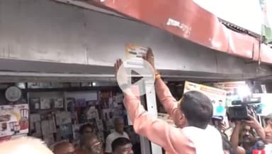 कांके: रांची में रक्षा राज्यमंत्री संजय सेठ ने दुकानों पर चिपकाया 'यहां स्वदेशी उत्पाद बिकता है' का स्टिकर