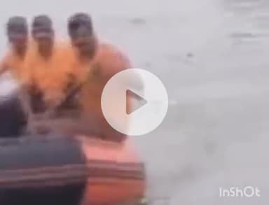 बारां: शहर के डोल मेला तालाब के बीच बने बगरूधाम शिव मंदिर में पांच दिन तक फंसे रहे संत, SDRF की टीम ने किया रेस्क्यू