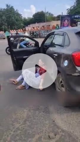 टीकमगढ़: अस्पताल चौराहे पर चलती कार से चीखती हुई बोली महिला-'मुझे बचा लो', वीडियो आया सामने