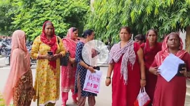 थानेसर: आशा वर्करों ने लघु सचिवालय कुरुक्षेत्र के सामने किया प्रदर्शन, मुख्यमंत्री के नाम डीसी को सौंपा ज्ञापन