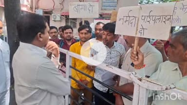 धार: किसानों ने कलेक्टर कार्यालय में तहसीलदार को सौंपा ज्ञापन, फसल बीमा और सिंचाई की मांग की