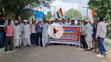 चूरू: गांव लाछड़सर के ग्रामीणों ने सड़क निर्माण की मांग को लेकर कलेक्ट्रेट में किया प्रदर्शन