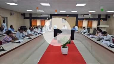 बलरामपुर: कलेक्ट्रेट में खादी एवं ग्रामोद्योग के प्रमुख सचिव ने विकास कार्यों की समीक्षा की, महत्वपूर्ण योजनाओं की प्रगति पर चर्चा