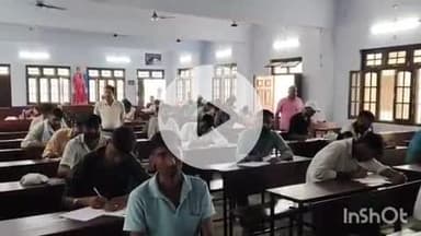 बहराइच: केडीसी पीजी कॉलेज में वीपीएड परीक्षा में दो युवतियों सहित तीन साल्वर को पकड़ा, पुलिस ने तिकोनी बाग पुलिस चौकी पर ले गई