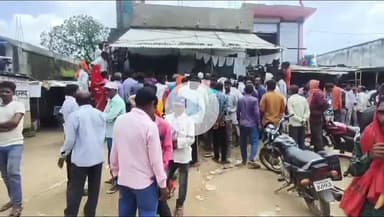 सिंगरौली: सिंगरौली में यूरिया के लिए खरीद केंद्रों पर लंबी कतारें, टोकन सिस्टम लागू, पुलिस बल तैनात