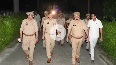 रामपुर: त्योहारों के मद्देनजर पुलिस अधीक्षक विद्यासागर मिश्र ने नगर कोतवाली क्षेत्र के भीड़भाड़ वाले इलाके में किया फ्लैग मार्च