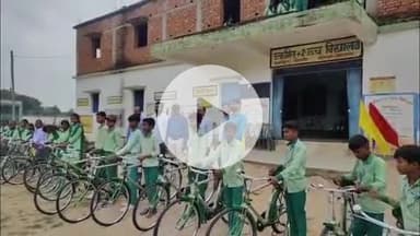 डोमचांच: उत्क्रमित प्लस टू मासमोहना में छात्र-छात्राओं के बीच साइकिल का वितरण