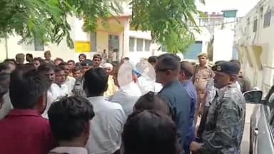 रामपुर: सड़क हादसे में घायल युवक की मौत की खबर पर नगर विधायक मृतक के परिजनों को सांत्वना देने मोर्चरी पहुंचे, हेलमेट की अपील की