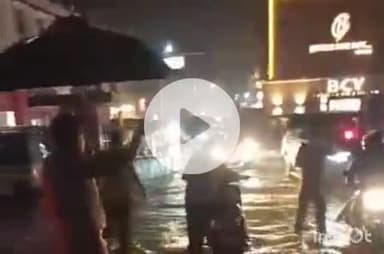 हरिद्वार: गुरुवार रात हुई बारिश के बाद व्यस्त चौराहे रानीपुर मोड़ पर सड़कें फिर से तालाब बनीं