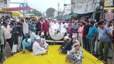 रतलाम नगर: आवारा कुत्ते के काटने से युवक की मौत, सड़क पर जनाजा रखकर मुआवजे की मांग