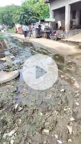 गांव सिंगारपुर में नालियां नहीं निकल गई है इस रोड पर बारिश टाइम में  पानी रोड पर बड़ा रहता है इतनी गंदगी हैमच्छर बहुत हो