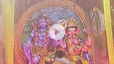 कन्नौज: जिले में गणेश महोत्सव पंडालों में उमड़ी लोगों की भीड़, बांटा गया प्रसाद